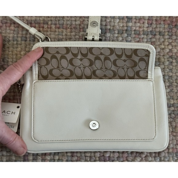 NWT Vintage SOHO Coach Off White/Cream Leather Wristlet w/Front Buckle BEAUTIFUL - Picture 6 of 11